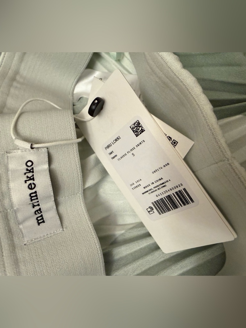 Marimekko Pleated Wave-Pattern Midi Skirt in Sage and White - Picture 9 of 9